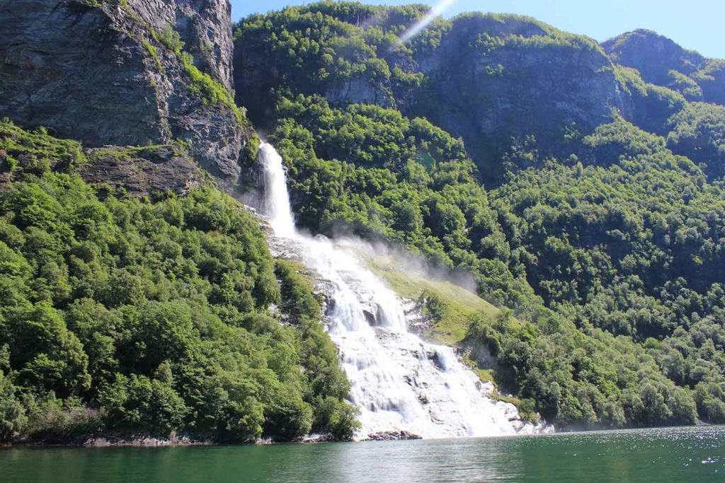 Geiranger-båttur: Kom tett innpå naturen og lokalhistoriene