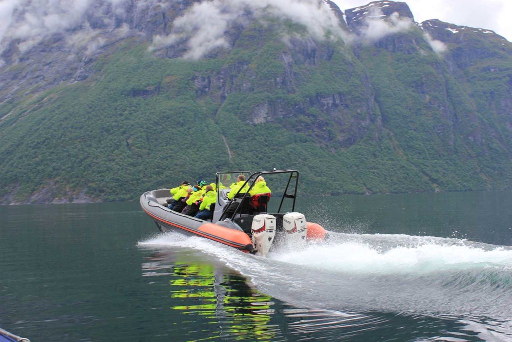 RIB-båt Geiranger: Nærmere naturen kommer du ikke